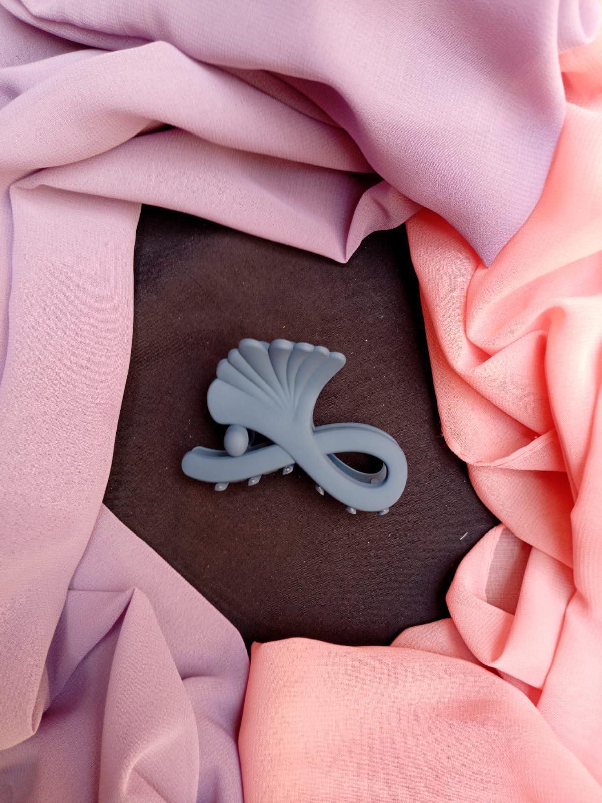Minimalist Wavy Matte Hair Claw
