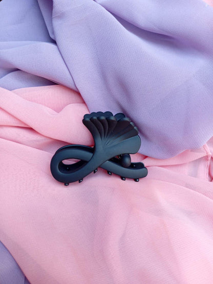 Minimalist Wavy Matte Hair Claw