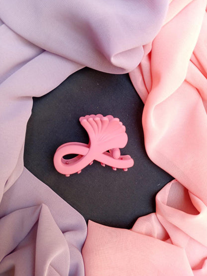 Minimalist Wavy Matte Hair Claw