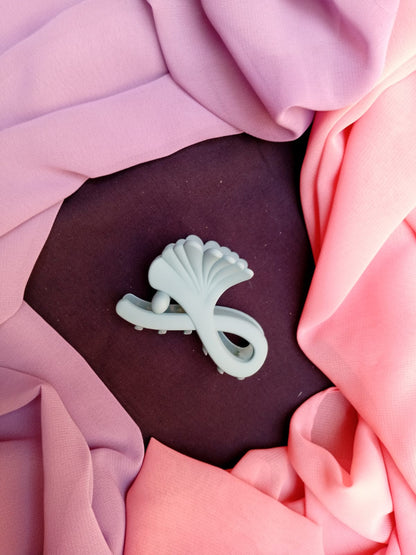 Minimalist Wavy Matte Hair Claw