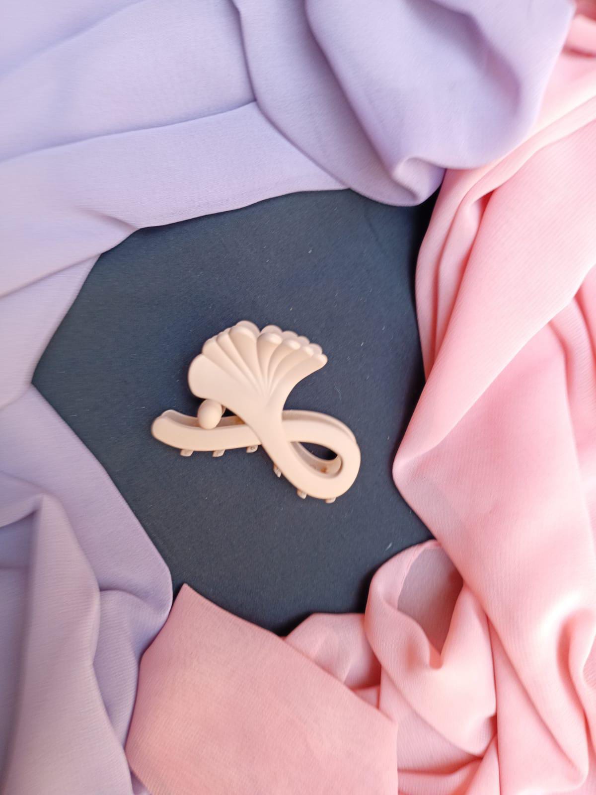 Minimalist Wavy Matte Hair Claw