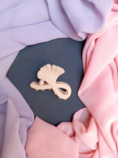Minimalist Wavy Matte Hair Claw